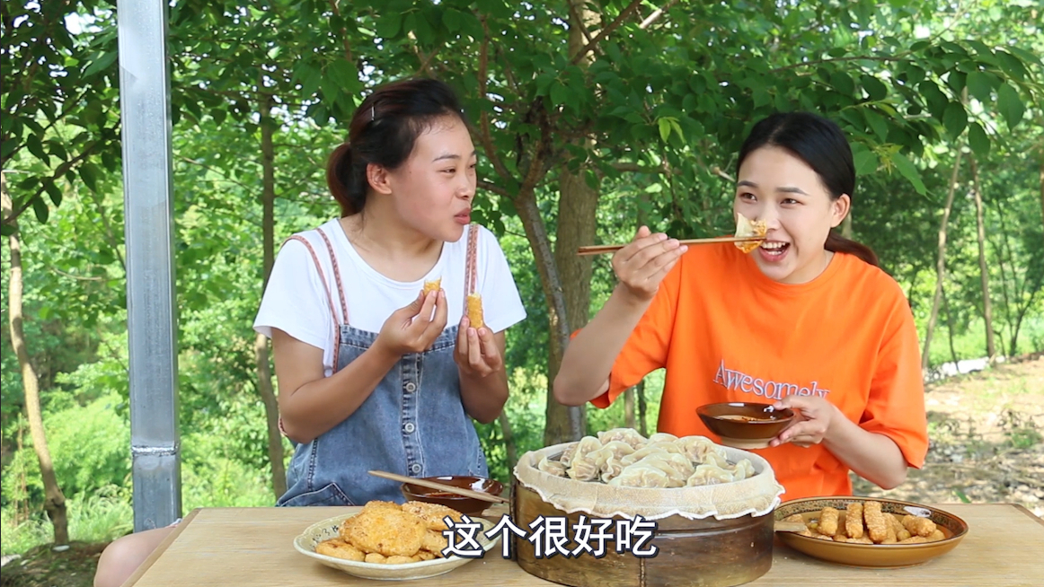 秋妹和姐姐今天吃蒸饺,配上爆浆鸡排,一口咬下去满嘴香,看饿了